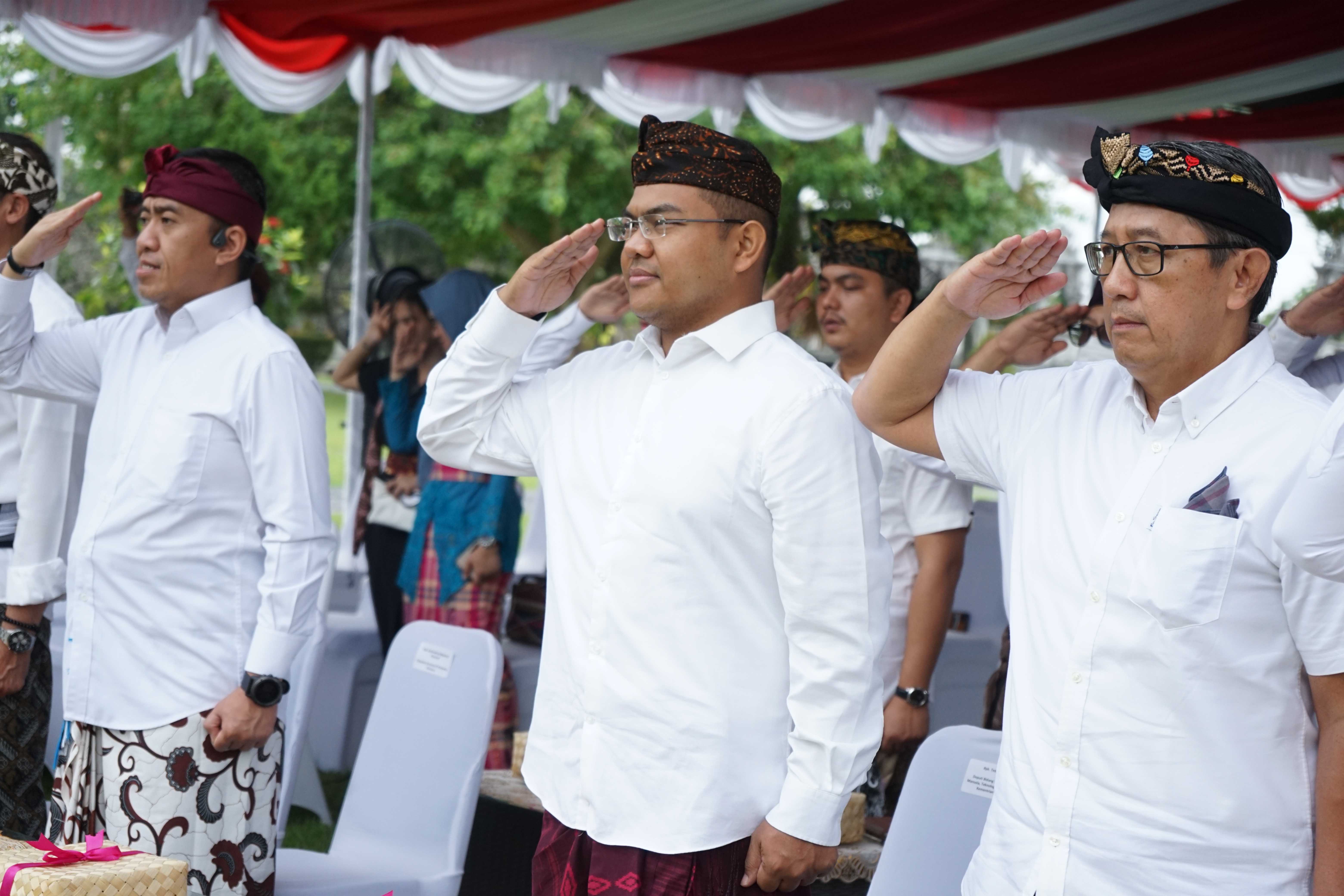 Deputi Bidang Sumber Daya Manusia BUMN Teddy Bharata saat menghadiri upacara bendera dalam kegiatan Bakti BUMN Karangasem, Bali