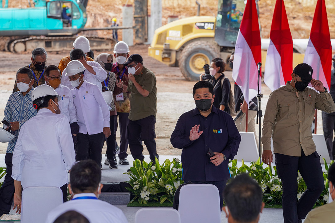 Menteri BUMN Erick Thohir mendampingi Presiden Joko Widodo (Jokowi) saat melakukan groundbreaking proyek gasifikasi Batu Bara