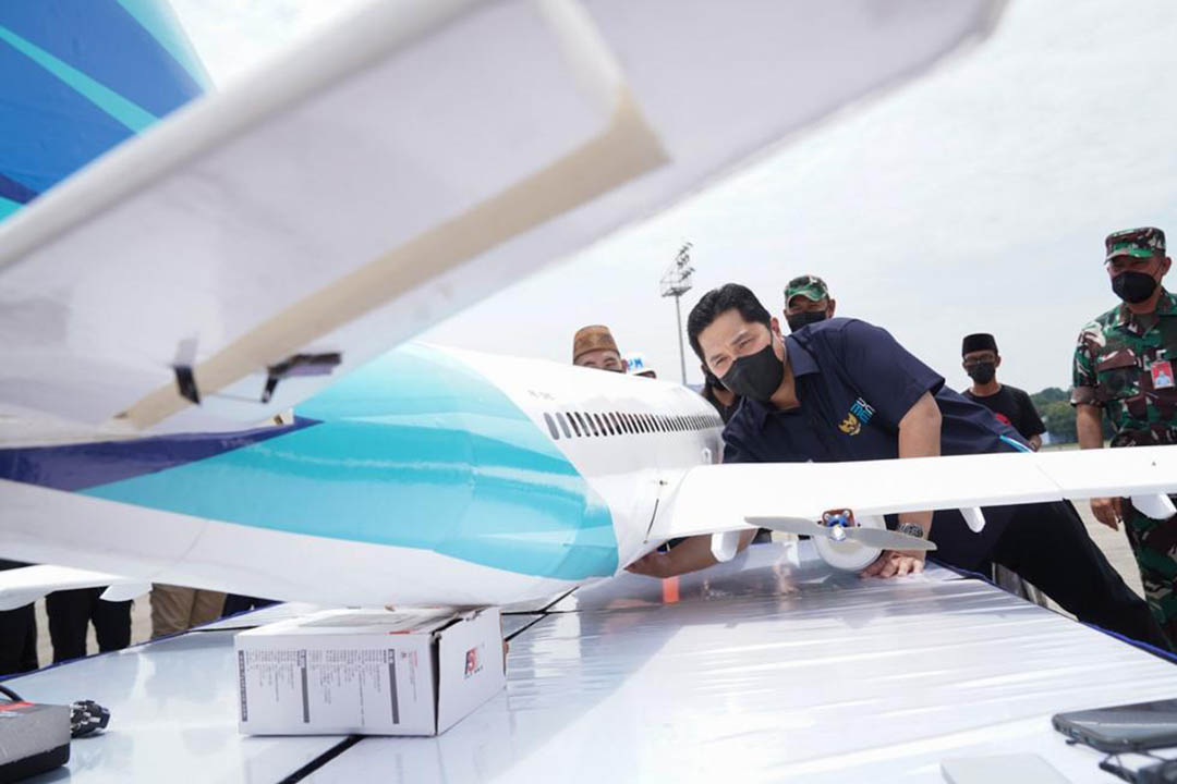 Menteri BUMN mengapresiasi miniatur pesawat Garuda Indonesia karya Khomaidi.