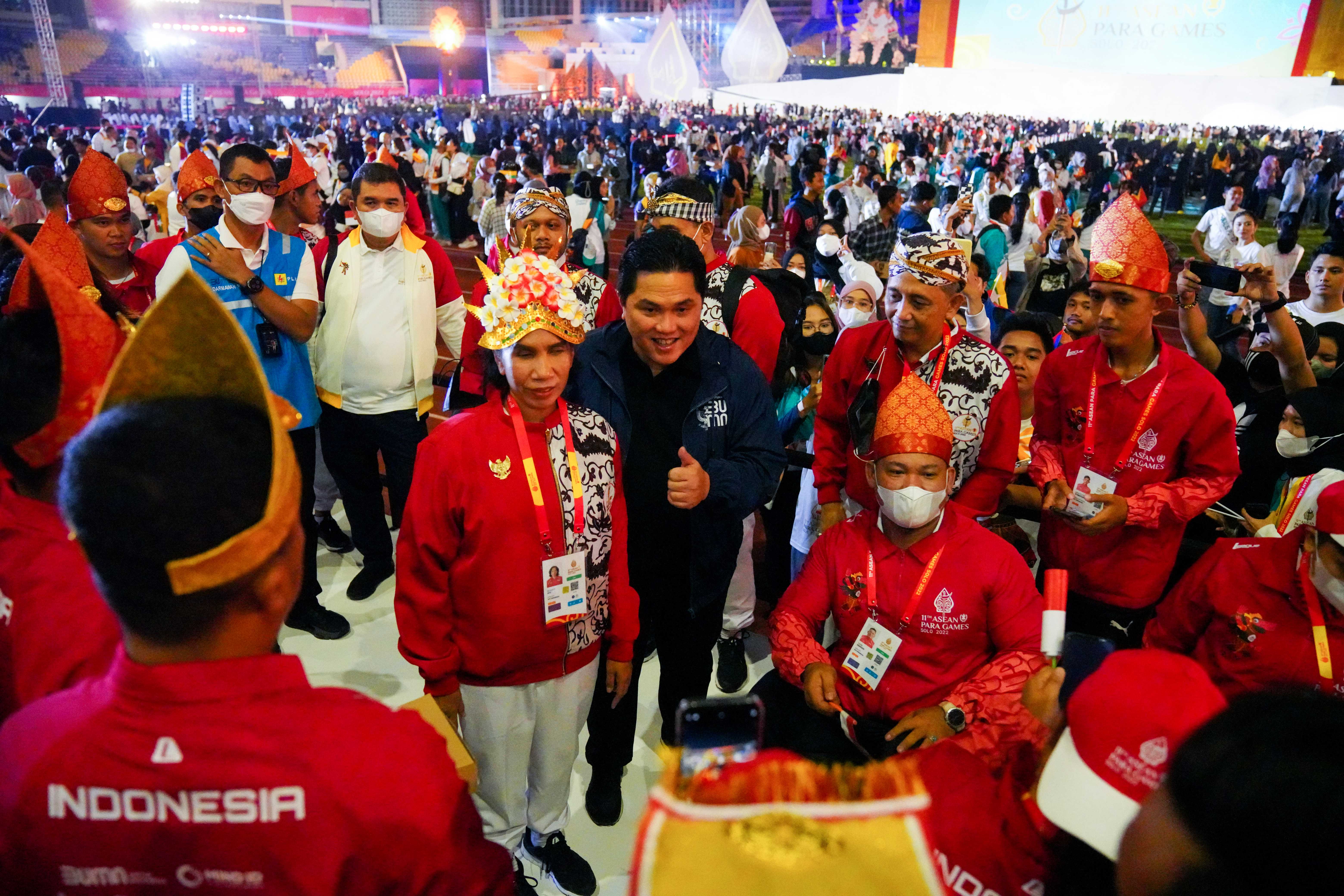 Menteri BUMN Bersama Kontingen Indonesia di Opening ASEAN PARAGAMES 2022