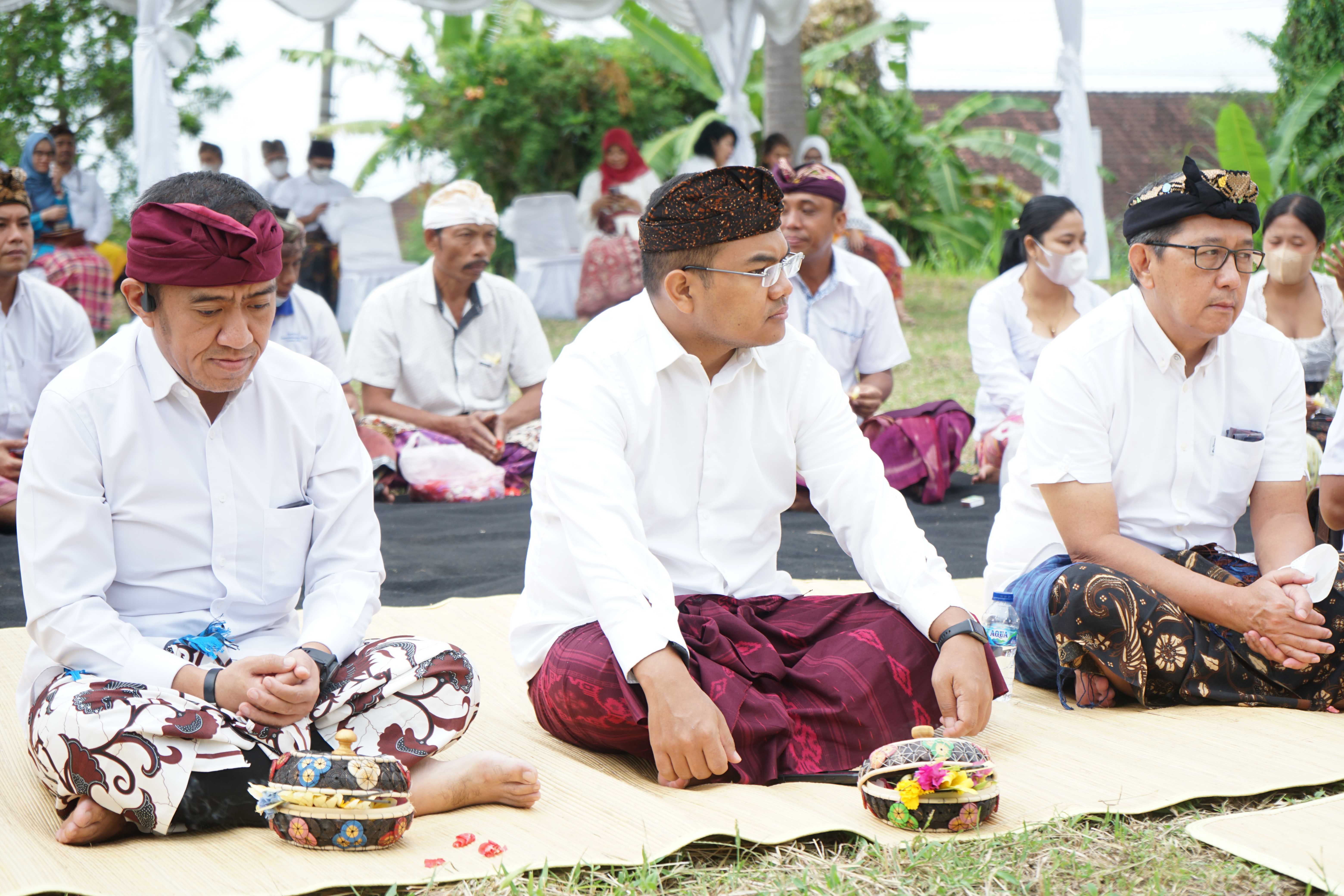 Deputi Bidang Sumber Daya Manusia BUMN Teddy Bharata saat menghadiri upacara adat sebelum kegiatan upacara bendera dalam Bakti BUMN Karangasem, Bali
