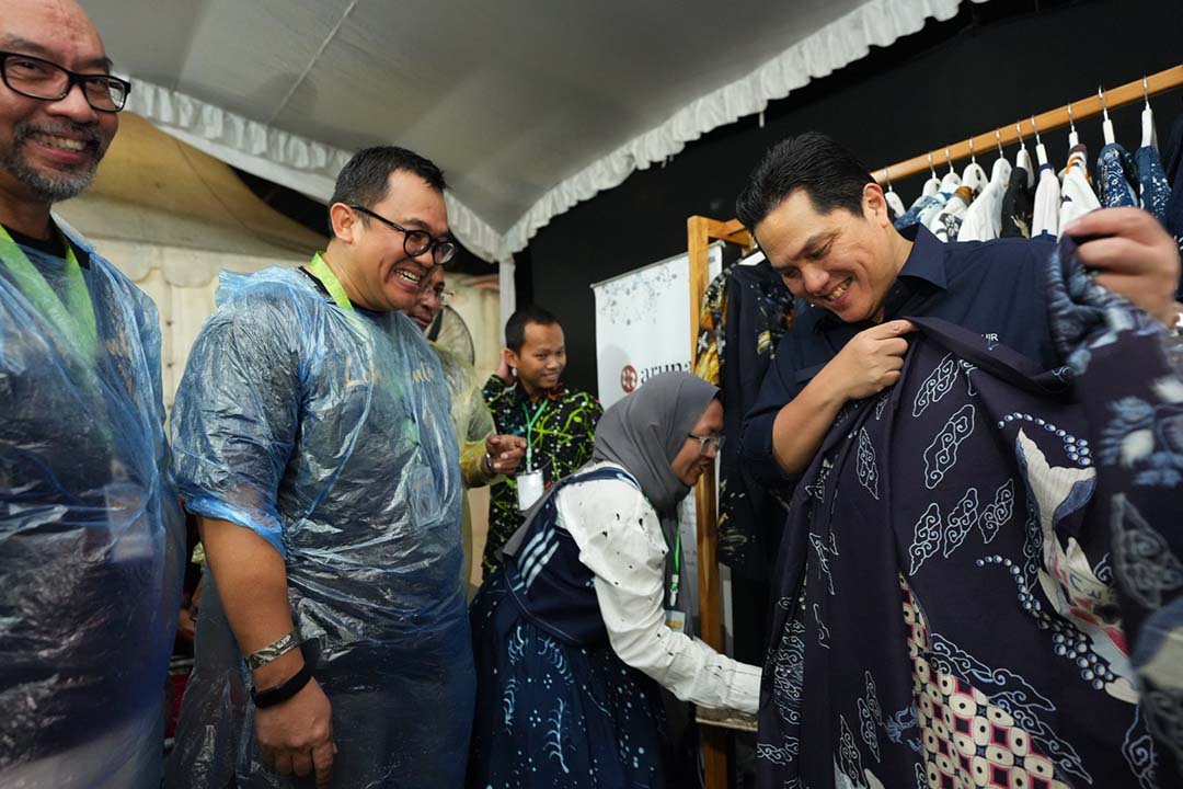 Menteri BUMN Erick Thohir bersama Wali Kota Surakarta Gibran Rakabuming meninjau progres revitalisasi dan pengembangan Lokananta