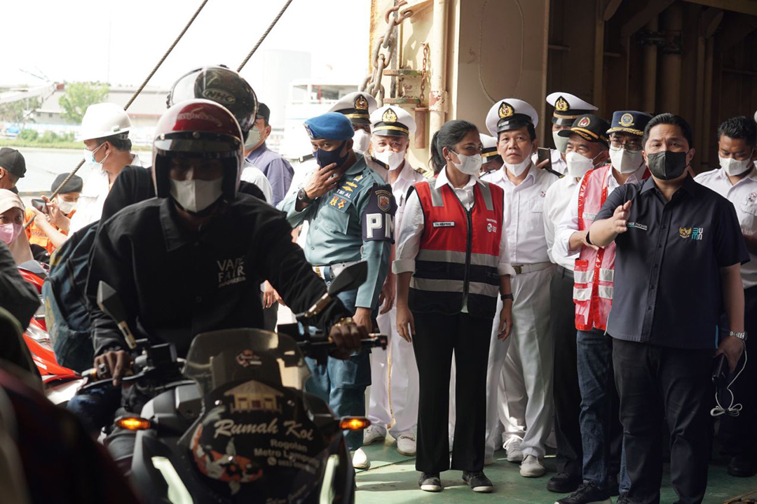Menteri BUMN Erick Thohir meninjau pelabuhan Panjang di Lampung pada Rabu (4/5).