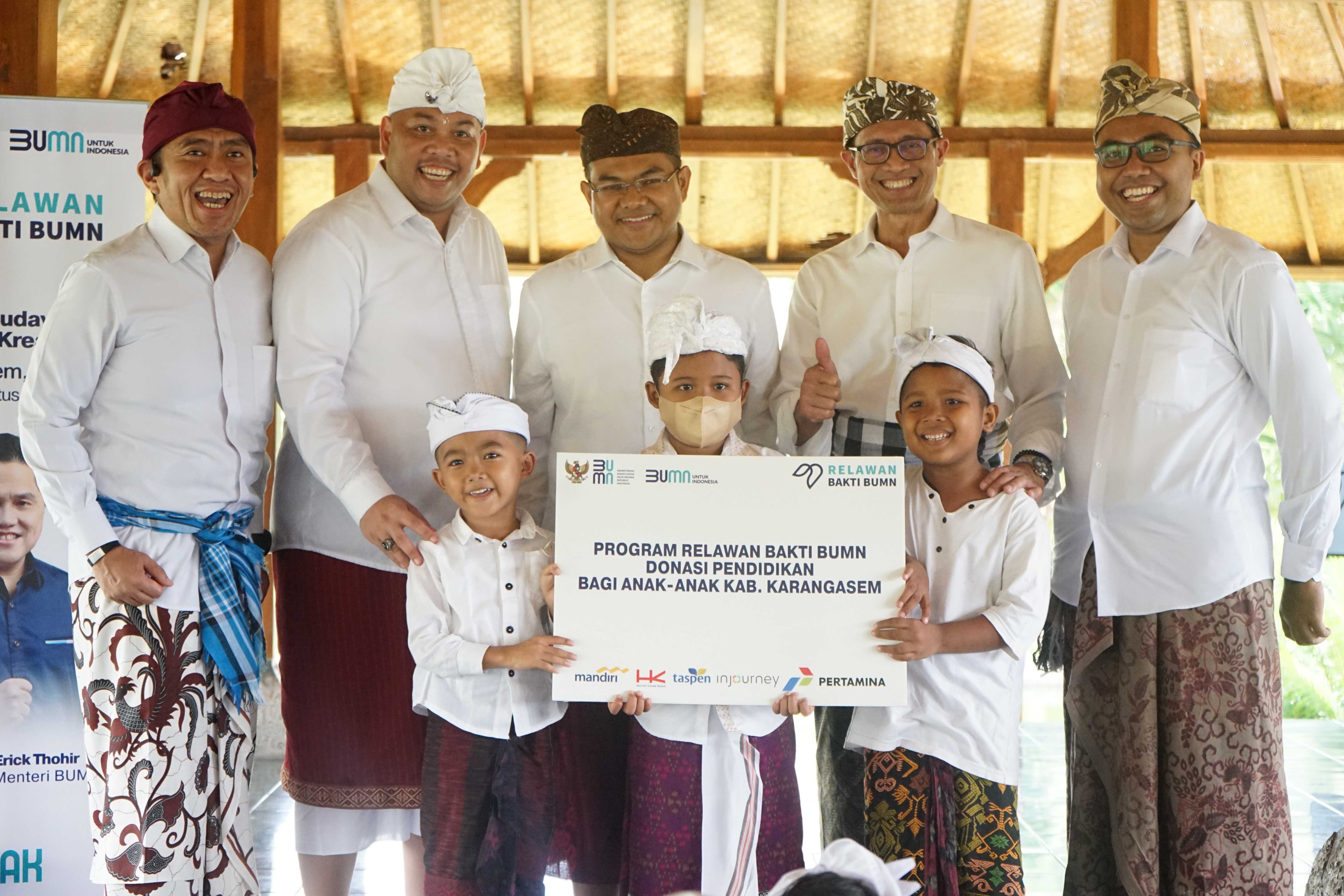 Deputi Bidang Sumber Daya Manusia BUMN Teddy Bharata dalam kegiatan Bakti BUMN Karangasem, Bali
