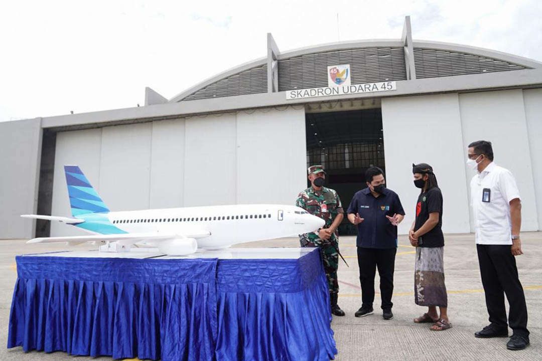 Menteri BUMN mengapresiasi miniatur pesawat Garuda Indonesia karya Khomaidi