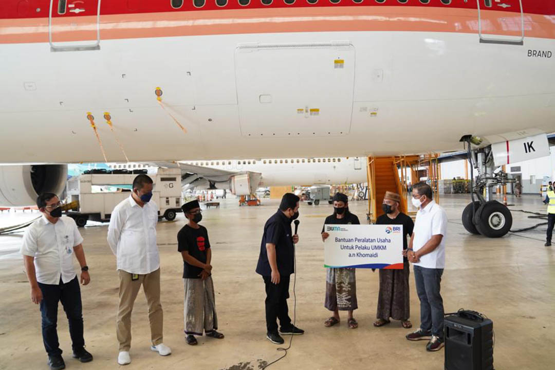 Menteri BUMN mengapresiasi miniatur pesawat Garuda Indonesia karya Khomaidi.