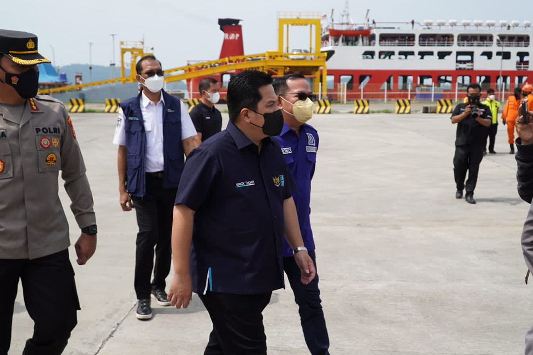 Menteri BUMN Erick Thohir meninjau Pelabuhan panjang di Lampung pada Rabu (4/5).
