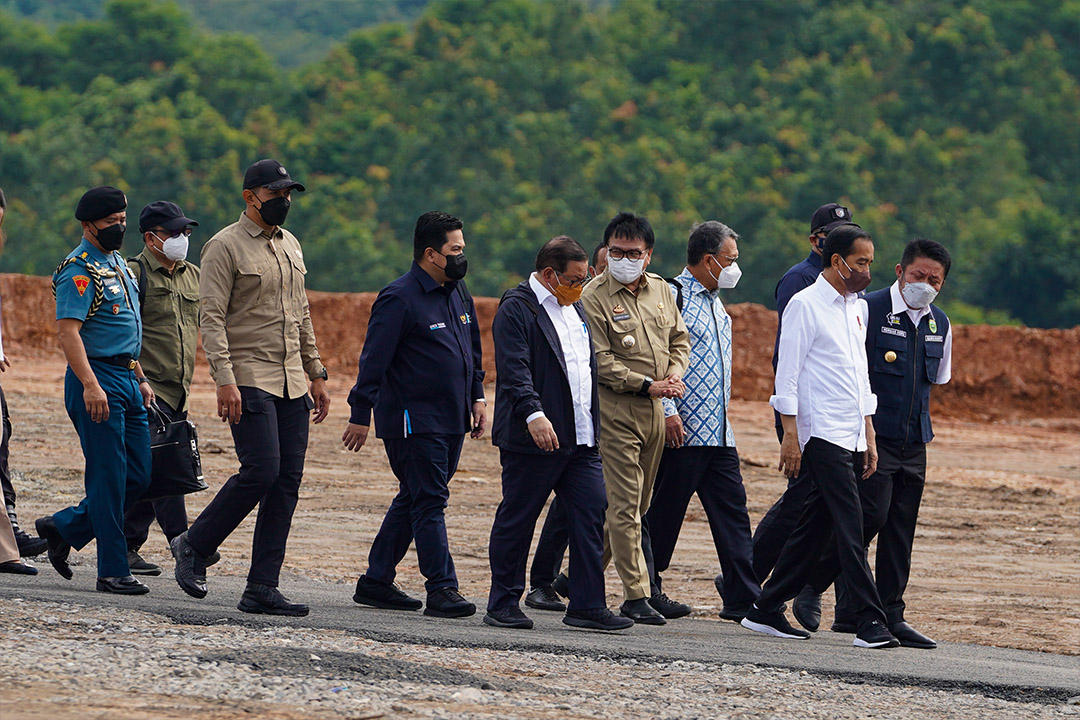 Menteri BUMN Erick Thohir mendampingi Presiden Joko Widodo (Jokowi) saat melakukan groundbreaking proyek gasifikasi batu bara