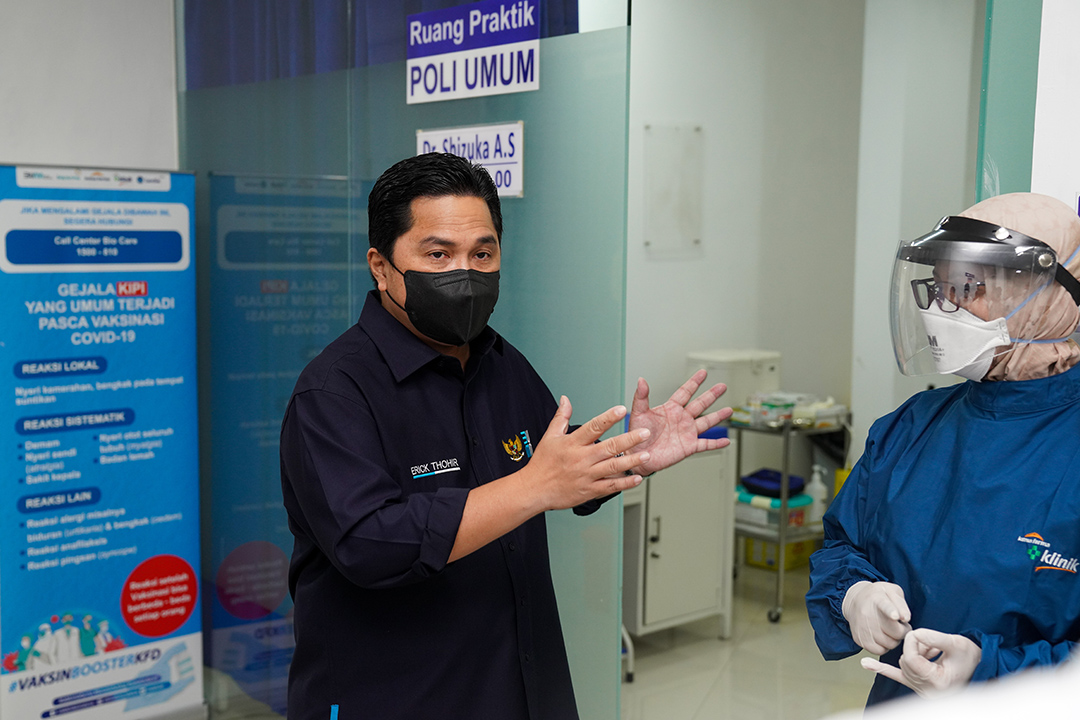 Menteri BUMN meninjau kesiapan klinik Kimia Farma Bendungan Hilir dan Radio Dalam melayani vaksinasi lanjutan atau booster Sinopharm.